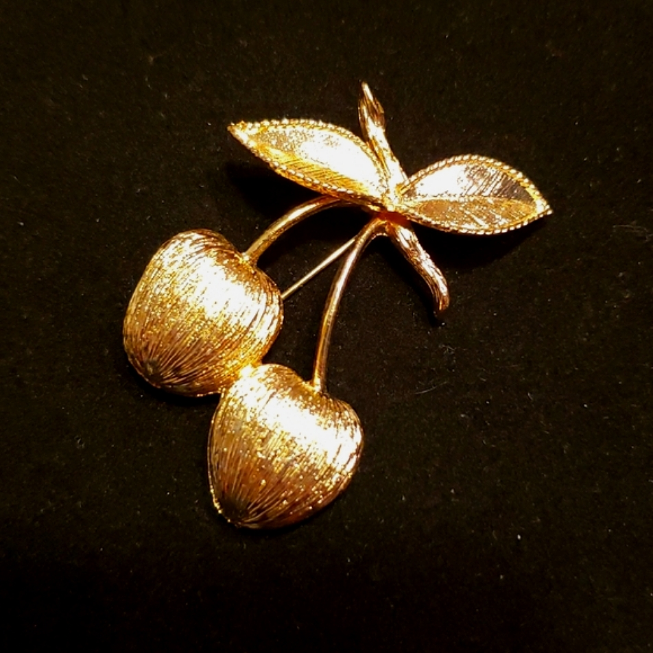 Vintage Gold Cherries Brooch Sarah Coventry 18$